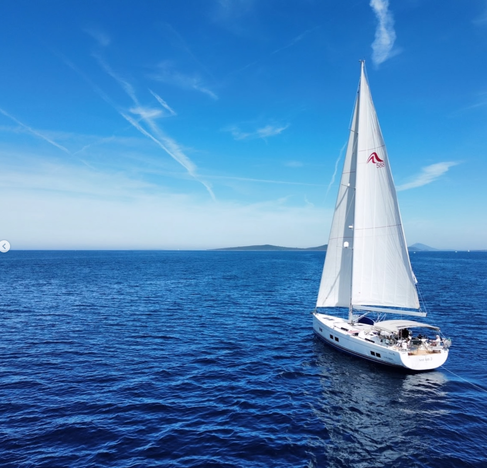 Segelyacht unter Segeln auf der Adria