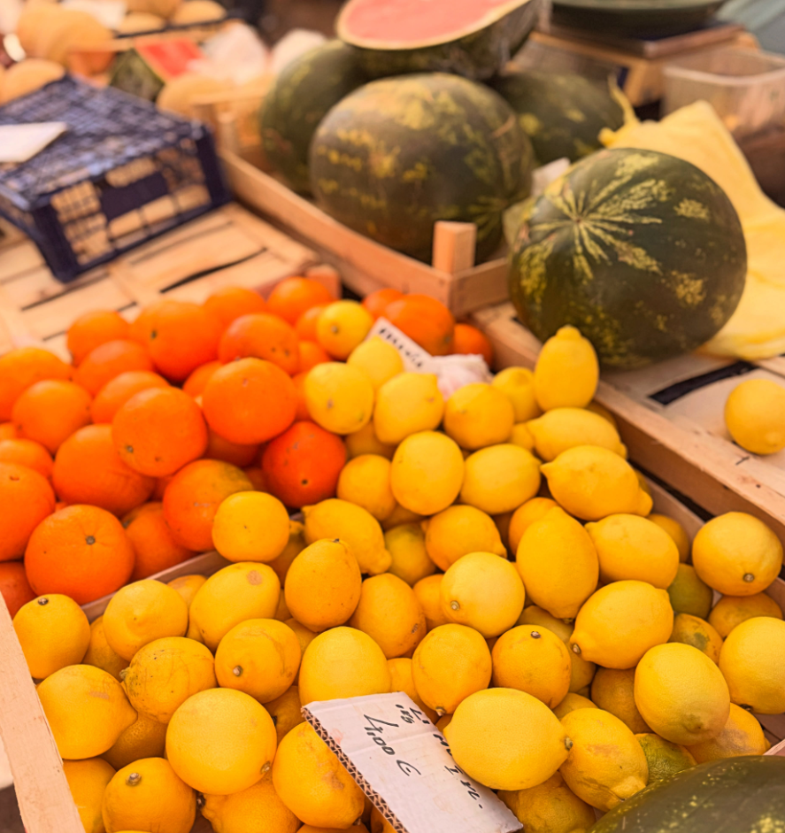 Zitronen und Orangen am Marktstand