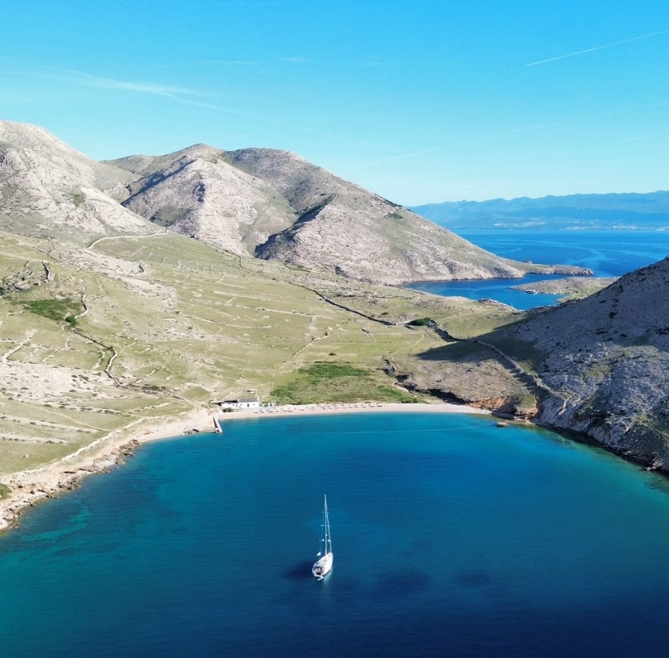 Ankerbucht mit Segelboot
